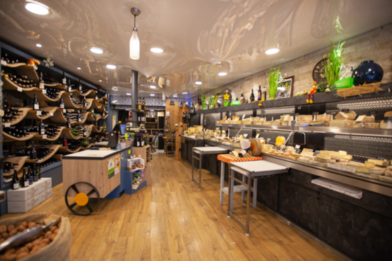 Étal coloré de fromages d’Auvergne et de produits frais sur un marché local à Clermont-Ferrand